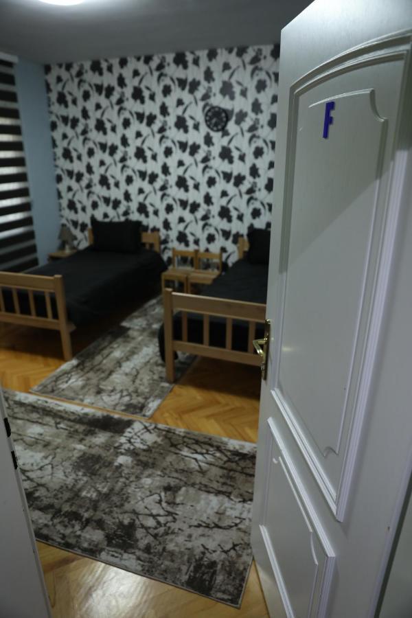 City Park Hostel プリシュティナ エクステリア 写真