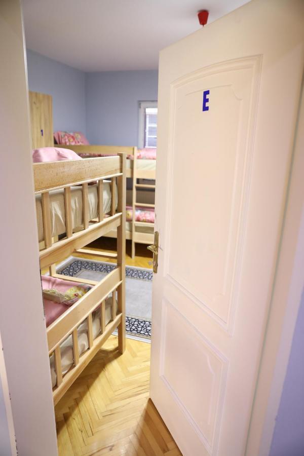 City Park Hostel プリシュティナ エクステリア 写真